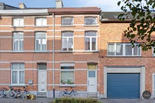 <h2><strong>Instapklare woning op toplocatie - 4 slaapkamers (+mezzanine)</strong></h2>
<p>Bent u op zoek naar een <strong>instapklare woning met karakter op een toplocatie?</strong><br />Dan is deze charmante woning, gelegen <strong>net buiten de ring</strong> en toch vlak bij <strong>winkels, scholen, openbaar vervoer, het station en de oprit E19</strong>, precies wat u zoekt!<br />Naast de uitstekende ligging heeft deze woning nog tal van <strong>troeven</strong>:</p>
<hr />
<h3><strong>Troeven:</strong></h3>
<ul>
<li>
<p><strong>Instapklaar</strong> en <strong>zeer goed onderhouden</strong></p>
</li>
<li>
<p><strong>Gezellige, lichtrijke leefruimte</strong></p>
</li>
<li>
<p><strong>Vernieuwde badkamer</strong> en <b>open keuken</b></p>
</li>
<li>
<p><strong>Nieuwe condenserende CV-ketel</strong> en driedubbelle<strong> beglazing achteraan</strong></p>
</li>
<li>
<p><strong>Droge kelder</strong>, voor opbergruimte met mogelijkheid voor <strong>installatie warmtepomp</strong></p>
</li>
<li>
<p><strong>4de slaapkamer met lichtrijke mezzanine</strong> op de tweede verdieping</p>
</li>
<li>
<p><strong>Gratis parkeermogelijkheid</strong> op de Kalveren-parking, naast de Sint-Pietersschool aan de overkant</p>
</li>
</ul>
<hr />
<h3><strong>Indeling:</strong></h3>
<p><strong>GELIJKVLOERS:</strong></p>
<ul>
<li>
<p>Inkomhal</p>
</li>
<li>
<p>Gezellige, lichtrijke <strong>living</strong></p>
</li>
<li>
<p><strong>Keuken</strong> met toegang tot het terras en automatische koepel voor extra lichtinval</p>
</li>
<li>
<p><strong>Vernieuwde badkamer</strong> met Italiaanse regendouche</p>
</li>
</ul>
<p><strong>1STE VERDIEPING:</strong></p>
<ul>
<li>
<p>2 <strong>slaapkamers</strong>, waarvan één met <strong>sanitaire voorzieningen</strong></p>
</li>
</ul>
<p><strong>2DE VERDIEPING:</strong></p>
<ul>
<li>
<p>2 <strong>slaapkamers</strong>, waarvan één met <strong>mezzanine</strong></p>
</li>
</ul>
<hr />
<p>Kan u niet wachten om deze <strong>aangename en instapklare woning</strong> te ontdekken?<br /><strong>Plan dan snel uw bezoek via 016 79 29 01 of kieran.dams@homixx.be</strong></p>
<p>Wenst u ook te weten hoeveel <strong>uw woning waard is</strong>?<br />Contacteer ons dan vrijblijvend via <strong>016 79 29 01</strong> of <strong>kieran.dams@homixx.be</strong></p>