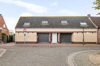 Deze ruime, instapklare woning is prima gelegen aan de Solftplaats in Berendrecht: rustig en toch midden in het centrum van het dorp. Winkels, scholen en openbaar vervoer zijn allemaal op wandelafstand bereikbaar. Hoewel het pand een eengezinswoning is, werd het momenteel ingericht als 2 aparte woonunits waardoor het kan dienen als kangoeroe- of zorgwoning. Binnenkomen doet u via een aparte inkomhal op tegelvloer, vanwaar u rechtstreeks toegang heeft tot een ruime en bijzonder lichte woonkamer op parketvloer. Grenzend aan de woonkamer bevindt zich de in 2010 vernieuwde keuken, uitgerust met alle hedendaags comfort. Verder vindt u op het gelijkvloers nog een ruime slaapkamer met ensuite douchekamer, een apart toilet, een bureau en een achterinkom/wasplaats. Het bureau zou mogelijks nog kunnen dienen als extra slaapkamer. Een open trap in de leefruimte leidt naar de woonunit op de 1e verdieping. U komt boven in de hal op tegelvloer. Via een dubbele glazen deur bereikt u de woonkamer met open keuken, waar grote ramen opnieuw heel wat daglicht naar binnen trekken. Op de 1e verdieping zijn verder nog 2 volwaardige slaapkamers, een berging en een badkamer met ligbad, douche, toilet en dubbele wastafel met meubel aanwezig. Via schuiframen in de woonkamer heeft u toegang tot de 2 zuid-georiënteerde terrassen op de bovenverdieping. Het perceel heeft een totale oppervlakte van 605m². De toffe, zuid-georiënteerde tuin is een heerlijke plek om volop van de buitenlucht te genieten. Het overdekte terras leent zich uitstekend voor het creëren van een gezellige loungehoek of bar. Verder beschikt de tuin nog over een praktische tuinberging en een gemetste garage. Uw wagen kan u makkelijk parkeren in de grote garage. Ook de oprit biedt voldoende plek om meerdere wagens kwijt te kunnen op eigen terrein.