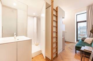 <p><span>Deze ruime studentenkamer is gelegen op de 3de verdieping van top onderhouden gebouw in het hartje van de Universiteitsbuurt van Antwerpen. Op wandelafstand vinden we onder meer de Meir, de Groenplaats, verschillende campussen van hogescholen (Thomas More, KDG, AP hogeschool,...) en haltes van het openbaar vervoer. </span></p><p><span> </span></p><p><span>De kamer beschikt over een eigen badkamer met douche, toilet en lavabo. Daarnaast komt de kamer met een bureau en verschillende ingemaakte kasten. </span></p><p><span> </span></p><p><span>Op elke verdieping is er een gemeenschappelijke keuken. In de kelder is er nog een fietsenstalling aanwezig. </span></p><p><span> </span></p><p><span>De kamer is momenteel verhuurd tem 31 augustus 2026.</span></p><p><span> </span></p>