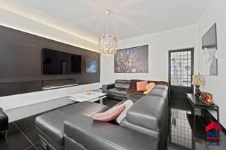 <strong>Ledegem: Woning te koop met 3 slaapkamers, 2 garages en tuin</strong><br />Deze instapklare woning met 3 slaapkamers is op zoek naar nieuwe eigenaars.<br />De dubbele garage is ideaal als atelier, stockage of om 2 wagens binnen te plaatsen. Dit heeft alle comfort voor als u thuiskomt van u werk of voor een zelfstandige. De doorgang van de garage naar de tuin maakt het extra praktisch voor bijvoorbeeld een aanhangwagen. <br />De tuin is makkelijk te onderhouden, waar je meteen kunt genieten. Kinderen kunnen hier zalig spelen. Er is ook nog een extra tuinhuis aanwezig. <br /><br /><strong>Troeven: </strong>
<ul><li>domotica aanwezig</li><li>2 garages</li><li>authentieke elementen gecombineerd met moderne toestellen</li><li>ruime tuin</li><li>asbestveilig</li><li>geen renovatieverplichting </li></ul>