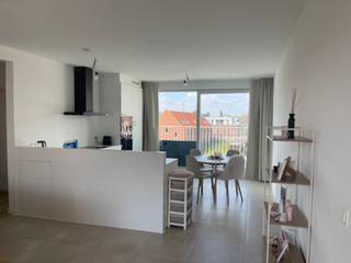 Ontdek dit uitzonderlijk ruim en lichtrijk appartement met drie slaapkamers, centraal gelegen in de levendige dorpskern van het gegeerde...