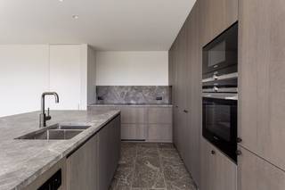 Luxueus afgewerkte appartementen te koop op topligging nabij centrum Waregem met zicht op de Hippodroom en/of het kasteel van Potegem.Deze 2 high-end afgewerkte appartementen zijn gelegen op een absolute toplocatie, op een boogscheut van het centrum van Waregem, vlakbij alle voorzieningen zoals scholen, winkels en verbindingswegen. U kan tevens genieten van heel wat groen verzicht.U kan hier genieten van ruime appartementen met zalige lichtinval. De appartementen beschikken over 2 slaapkamers, 2 badkamers afgewerkt in Mortex en overal ingemaakte kasten.ALGEMENE INFO- Zeer ruime luxe-appartementen- Vloerverwarming- Overal ingemaakte kasten- Badkamer in Mortex- 3-laging parket &amp; natuursteen- High-end keuken met Siemens toestellen- Overal schuiframen (veel lichtinval)- Domotica- Airco in slaapkamersVerkoop onder REGISTRATIERECHTEN! (geen btw)