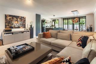 <p><strong>Dit prachtig gerenoveerde appartement met twee slaapkamers bevindt zich op de eerste verdieping van een uitstekend onderhouden gebouw dat in 2020 volledig werd vernieuwd. Het combineert hedendaags wooncomfort met een uitstekende ligging vlak bij het groen, tegenover het Leeuwerikpark, op wandelafstand van onder meer het openbaar vervoer, winkels, scholen, Park den Brandt, het Nachtegalenpark en het Middelheimpark.<br /><br /></strong></p>
<p>INDELING; <br />Bij binnenkomst word je verwelkomd in een ruime inkomhal met een gastentoilet. Van hieruit zijn alle vertrekken vlot bereikbaar. Via een stijlvolle stalen deur kom je in de lichte leefruimte met een moderne, open keuken. Deze gezellige leefruimte geeft toegang tot een zonnig terras met avondzon en uitzicht op de bomen van het park, wat zorgt voor een rustgevende sfeer.</p>
<p>Het appartement beschikt over twee slaapkamers. De ruime masterbedroom biedt alle comfort, terwijl de tweede slaapkamer momenteel is ingericht als een functionele bureauruimte en uitgeeft op een tweede terras. De stijlvolle badkamer is voorzien van een inloopdouche, een lavabo in een praktisch meubel, een extra opbergkast en een handdoekdroger.</p>
<p>Verder is er een ruime kelderberging inbegrepen bij het appartement. <br /><br />Daarnaast is er de mogelijkheid om een ruime en diepe garagebox aan te kopen met een automatische poort en aparte toegangsdeur, inclusief een private staanplaats voor de garage. Dit kan apart worden aangekocht voor €35.000.</p>
<p>Kortom, een instapklaar, smaakvol afgewerkt appartement op een toplocatie, omringd door groen en met alle voorzieningen in de buurt.</p>
<br /><span><strong>BIJZONDERHEDEN: </strong></span><br />* Instapklaar en modern 2 slaapkamer app. tegenover het Leeuwerikpark.<br />* Gunstige EPC, conforme keuring, heel het gebouw werd gerenoveerd in 2020!<br />* Lage algemene kosten: 100 EUR / maand<br />* Aparte nutsvoorzieningen<br />* Kelder inclusief <br />* Garagebox apart te koop