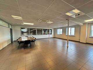 <article>
<div>
<div>
<div>
<div>
<div>
<div>
<div>
<div>
<p>Deze ruime kantoorruimte van ca. 250 m² is gelegen op het industriepark Lokeren, op een uitstekende locatie vlak vóór het eenrichtingsverkeer van de E17/3. Het gebouw ligt bovendien vlakbij de op- en afrit van de autosnelweg E17 richting Gent en Antwerpen, wat zorgt voor een bijzonder vlotte verbinding met de rest van het land. Dankzij deze strategische ligging is het pand dus optimaal bereikbaar voor zowel medewerkers als klanten en leveranciers.</p>
<p>De kantoorruimte is functioneel opgedeeld in meerdere ruimtes, waaronder twee grotere lokalen die – naast klassiek kantoorgebruik – ook perfect kunnen dienen als vergader- of opleidingsruimte. Verder is het pand voorzien van aparte sanitaire voorzieningen voor dames en heren, een volledig uitgeruste keuken en een ruim, gemeenschappelijk terras waar het tijdens de zomermaanden aangenaam vertoeven is.</p>
<p>Er zijn standaard vijf private parkeerplaatsen inbegrepen, wat het comfort voor personeel en bezoekers verhoogt. Dankzij de flexibele indeling, goede bereikbaarheid en diverse faciliteiten is dit een uiterst interessante kantooroplossing voor bedrijven die op zoek zijn naar een representatieve en veelzijdige werkplek.</p>
<p>Optie tot extra opslagruimte<br />Voor bedrijven die bijkomende ruimte nodig hebben voor het opslaan van materiaal, voorraad of producten, is er de mogelijkheid om extra opslagruimte bij te huren. Deze ruimte is vlot toegankelijk met transpalletten en biedt een praktische aanvulling op de kantoorfunctie, zonder in te boeten op bereikbaarheid of gebruikscomfort</p>
<p>Interesse om dit pand te huren? Contacteer Vince van Capston Real Estate op 0468 26 14 01 of vince@capston.be</p>
</div>
</div>
</div>
</div>
</div>
</div>
</div>
</div>
</article>
<div></div>