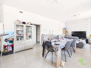 <p><span>Te midden in het centrum van Sint-Truiden vinden we dit appartement terug op de eerste verdieping van een kleinschalige residentie. </span></p><p><span>Het gebouw werd in de loop van 2006-2007 volledig gerenoveerd. Scholen, supermarkten, horeca, ... zijn allemaal op wandelafstand gelegen.</span></p><p><span>Het treinstation ligt om de hoek en biedt een snelle verbinding richting Hasselt, Leuven en Brussel. </span></p><p><span> </span></p><p><span>Het appartement beschikt over individuele tellers van de nutsvoorzieningen, wordt verwarmd op aardgas en heeft een conform gekeurde elektrische installatie.</span></p><p><span>Daarnaast beschikt het over een energiezuinig EPC-label B. </span></p><p><span> </span></p><p><span>Via de gemeenschappelijke trap bereiken we de eerste verdieping waar de open leefruimte te vinden is. Deze ruimte werd ingericht met een woonkamer, een eetkamer en een aansluitende open keuken. Deze beschikt over alle nodige toestellen en voldoende opbergruimte.</span></p><p><span>Het slaapgedeelte omvat een nachthal en twee slaapkamers. Via één van de slaapkamers kan het terras aan de achterkant bereikt worden. Verder vinden we nog een apart toilet en de badkamer met lavabomeubel, ligbad met douchefunctie en aansluiting voor de wasmachine.</span></p><p><span>In de kelderverdieping is er nog een private berging gelegen. </span></p><p><span> </span></p><p><span>Momenteel wordt het appartement verhuurd, waardoor het een interessante investering is. </span></p><p><span> </span></p><p><span>Pluspunten:</span></p><p><span>- ligging in het centrum</span></p><p><span>- EPC B</span></p><p><span>- verhuurd sinds november 2023</span></p><p><span> </span></p><p><span>De vermelde bewoonbare oppervlakte is de netto-oppervlakte van het appartement met uitzondering van de kelder.</span></p><p><span> </span></p><p><span>EPC Gemeenschappelijke delen:</span></p><p><span>Certificaatnr: 20251113-0003730780-GD-2</span></p><p><span>Datum: 13/11/2025</span></p><p><span>Geldig tot: 13/11/2035</span></p>