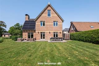 Elegante herenwoning met 4 slaapkamers, ruime zolder en zonnige tuin gunstig gelegen nabij het landelijke dorpscentrum van Koningshooikt.Welkom in...