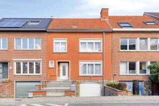 Deze te renoveren woning is gelegen in Kessel-Lo in een rustige straat en biedt tal van mogelijkheden.<br /><br />Indeling:<br /><br />We betreden de woning via de inkomhal met apart gastentoilet en ruimte voor een vestiaire. Rechts van de inkomhal bevindt zich de zeer ruime en lichtrijke woonkamer en eetkamer, aansluitend vinden we de keuken. Achteraan vinden we de gezellige tuin en het terras.<br /><br />Via de trap bereiken we de eerste verdieping. Hier vinden we 3 slaapkamers van 16m², 14m² en 13m². Verder is er een badkamer met bad, toilet en enkel lavabo.<br /><br />Verder is er een zolder die zich uitstrekt over de volledige oppervlakte (64m²) die omgebouwd kan worden tot 4de slaapkamer en / of 2de badkamer of die kan gebruikt worden als stockageruimte.<br /><br />Tot slot is er een ruime kelder met garage en verschillende stockageruimtes.<br /><br />EPC F, renovatieverplichting. Elektriciteit is niet conform. Verwarming is op stookolie. Niet-asbestveilig.<br />Er is een regenwaterput aanwezig.<br /><br />Voor meer info of een bezoek ter plaatste, mag u ons steeds contacteren!