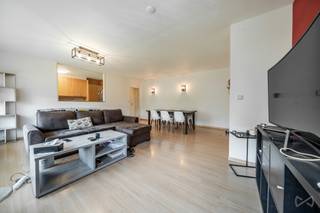 <p><strong>Infos & visites – 02 315 51 71</strong><span></span></p>
<p><strong>We Invest Brussels</strong> vous présente ce superbe appartement idéalement situé <strong>Woluwedal 2 à Zaventem</strong>, au <strong>3ᵉ étage</strong> d'une copropriété bien entretenue.</p>
<p>Dès l'entrée, vous découvrez un hall accueillant menant vers un agréable séjour baigné de lumière, prolongé par une <strong>grande terrasse</strong> accessible également depuis la chambre, idéale pour profiter des beaux jours. La cuisine indépendante, fonctionnelle et bien agencée, complète parfaitement l'espace de vie.</p>
<p>L'espace nuit se compose d'une belle chambre, d'une salle de bains avec WC ainsi que d'un hall de nuit offrant une circulation fluide entre les différentes pièces.</p>
<p>L'appartement est en <strong>excellent état</strong>, bénéficie d'un <strong>PEB B</strong>, d'une <strong>installation électrique conforme</strong> et ne nécessite aucun travaux. Il est <strong>actuellement loué</strong>, mais sera <strong>libre à l'acte</strong>, ce qui en fait une excellente opportunité aussi bien pour un futur occupant que pour un investisseur. Les copropriétaires profitent également d'un <strong>grand parking commun sécurisé avec barrière</strong> (sans emplacement privatif), un véritable atout au quotidien.</p>
<p>Vous apprécierez sa situation privilégiée, à proximité immédiate des commerces, des transports en commun, des écoles ainsi que du <strong>Shopping de Woluwe</strong>, tout en bénéficiant d'un accès rapide aux principaux axes routiers.</p>
<p><strong>Une opportunité rare dans le quartier, à visiter au plus vite !</strong></p>