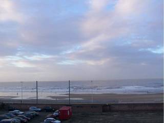 Dit prachtige appartement in Oostende is gelegen in de residentie De Zeeschoener I, op slechts een steenworp afstand van de zee. Het duplex appartement is gelegen op de bovenste verdieping en biedt een adembenemend uitzicht over zee. ( epc: 253 kwh / M2)<br /><br />Het appartement kan volledig bemeubeld aangekocht worden en beschikt over 2 kleinere slaapkamers, ideaal voor een gezin of koppels die op zoek zijn naar een comfortabel verblijf aan de kust. De moderne badkamer is voorzien van alle nodige voorzieningen. regendouche. Berging met aansluiting wasmachine.<br /><br />Een van de absolute hoogtepunten van dit appartement is het ruime terras, waar u kunt genieten van de zon en het prachtige uitzicht. Of het nu gaat om een ontbijt in de ochtendzon of een glas wijn bij zonsondergang, het terras biedt de perfecte plek om te ontspannen en te genieten van de frisse zeelucht.<br />De residentie beschikt over een lift, waardoor het appartement gemakkelijk toegankelijk is voor iedereen. Daarnaast is er ook een fietsenstalling beschikbaar voor de bewoners.<br /><br />Dit appartement is ideaal gelegen, met de zee, winkels, restaurants en het openbaar vervoer allemaal op loopafstand. De residentie De Zeeschoener I is gebouwd in 1993 en heeft sindsdien een uitstekende reputatie opgebouwd als een van de meest gewilde locaties in Oostende.<br /><br />Kortom, dit appartement is de perfecte keuze voor wie op zoek is naar een comfortabel en stijlvol verblijf aan de Belgische kust. Met zijn prachtige uitzicht, ruime terras en uitstekende locatie, is dit appartement een echte parel aan zee.