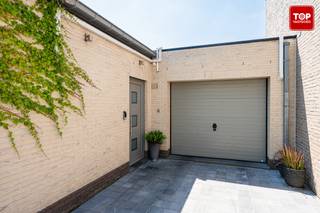 <p>Deze instapklare woning met drie slaapkamers is gelegen in een rustige en kindvriendelijke woonwijk in Wondelgem.<br />De woning bevindt zich in de nabijheid van alle nodige voorzieningen, zoals scholen, winkels en openbaar vervoer. Bovendien zorgt de vlotte aansluiting op de R4 voor een uitstekende bereikbaarheid van Gent en de omliggende gemeenten.</p>
<p><span>Je komt de woning binnen in de inkomhal met apart toilet. Vervolgens ga je naar de lichtrijke leefruimte met zicht op de tuin en de groene strook langs de zijgevel. Deze leefruimte sluit aan op de keuken, die voorzien is van alle hedendaags comfort. Vanuit zowel de leefruimte als de keuken geniet je van een aangenaam zicht op de gezellige tuin.</span></p>
<p><span>Verder beschikt de woning op het gelijkvloers over drie slaapkamers, waarvan één momenteel 1 ingericht als bureau. Daarnaast is er een badkamer, uitgerust met een inloopdouche en ligbad.</span></p>
<p><span>Verder beschikt de woning over een ruime zolder, die ideaal is om in te richten als hobbyruimte of eventueel als extra slaapkamer. <br />Tot slot is er ook een inpandige garage en berging. </span></p>
<p><strong><span>Troeven:</span></strong></p>
<ul>
<li><span>Airco in alle ruimtes, behalve de badkamer</span></li>
<li><span>Elektrische laadpaal in de garage</span></li>
<li><span>Alarmsysteem zonder abonnement</span></li>
<li><span>Zuidwestgerichte tuin</span></li>
<li><span>Ruime zolder</span></li>
<li><span>Zonnepanelen met nog groenestroomcertificaten voor de komende 5 jaar</span></li>
<li><span>Warm water keuken en badkamer via zonneboiler</span></li>
</ul>
<p><span>Beschikbaar 2 maanden na akte.</span></p>
<p><span>Contacteer Top Vastgoed voor een bezoek op 0475 700 700.</span></p>