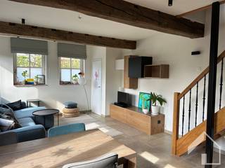 Gezellige, zuidgerichte woning (112 m²) te huur in een rustige, doodlopende straat op een toplocatie in Emblem.Op het gelijkvloers bevindt zich de...
