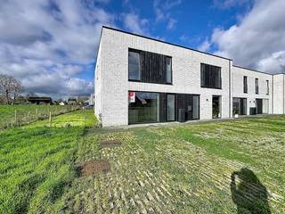 Prachtige woning te huur in Roksem gelegen in een nieuwe woonwijk. Het huis beschikt over 3 slaapkamers, een grote leefruimte en grote tuin...