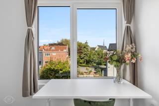 Op zoek naar een comfortabele plek om te studeren en te ontspannen? Deze ingerichte studentenkamer aan de achterzijde op het tweede verdiep, biedt alles wat je nodig hebt: een eigen badkamer met regendouche, een handige ontbijtplek met ingebouwde kasten, microgolfoven en koelkast met vriesvak. De kamer maakt deel uit van Trivest, een duurzaam studentenproject met EPC A-label. Geniet van vier moderne gemeenschappelijke keukens, een groene parkachtige binnentuin én een toplocatie op wandelafstand van campussen, station en stad. Perfect voor studenten die stijl, comfort en energiezuinig wonen willen combineren. De maandelijkse huuropbrengst wordt geschat op 680 euro.Wacht niet te lang! Contacteer ons vandaag nog via info@homies.be of 016 22 82 22. HOMIÉS, an Eye for Immo.<br /> 