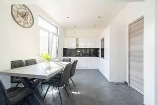 Woning met handelsruimte en modern triplex-appartement te koop in Mechelen<br /><br />Unieke kans in Mechelen: volledig gerenoveerd gebouw met een handelsruimte van 85 m² en een stijlvol triplex-appartement, inclusief garage, kelder en 2 private parkeerplaatsen.<br /><br />🔹 Handelsruimte (85 m²) met aparte inkom: ideaal voor kantoor, vrij beroep, kapsalon, praktijkruimte of zelfstandige activiteit. Achteraan zijn er toiletten en extra bergruimte.<br />🔹 Modern triplex-appartement: lichtrijke leefruimte, 2 ruime slaapkamers en een grote zolder die perfect kan dienen als extra kamer of multifunctionele ruimte.<br />🔹 Volledige renovatie (2023): hedendaags wooncomfort en kwaliteitsvolle afwerking.<br />🔹 Extra ruimtes: praktische kelder, afgesloten garagebox en 2 private staanplaatsen vooraan.<br /><br />📍 Strategische ligging<br /><br />Gelegen op wandelafstand van station Nekkerspoel en vlakbij het centrum van Mechelen. Ideaal om wonen en werken te combineren of als investering.<br /><br />💡 Investeringsvoordeel<br /><br />Mogelijkheid om de handelsruimte en het appartement afzonderlijk te verhuren → dubbele huuropbrengst en aantrekkelijk rendement.<br /><br />Wens je een gratis schatting? Vergeet dan zeker geen contact met ons op te nemen!<br /><br />Contacteer ons voor meer info op 016 90 10 21 of info@future-home.be.<br /><br />EPC: 259kWh/m² jaar UC: 20241210-0003468909-RES-2<br /><br />Asbestveilig<br /><br />Woongebied, Vergunning, Geen verkavelingsvergunning, Geen dagvaarding, Geen voorkooprecht