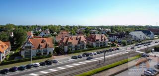 In het hart van Nieuwpoort-Bad bieden wij dit charmante appartement aan in originele maar perfect onderhouden staat.<br />Geniet van een prachtig vergezicht op het hinterland vanuit de woonkamer en het zonnige terras – ideaal om te ontspannen in alle rust.<br />Mogelijkheid tot aankoop van privéparking en/of kelderberging.