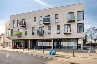 <span><span><span><strong><u>Recent appartement in centrum Herentals. </u></strong><br />Dit energiezuinig appartement bestaat uit inkom met gastentoilet, bergruimte/wasplaats, lichtrijke leefruimte met open geïnstalleerde keuken, ruime slaapkamer en badkamer met inloopdouche en lavabo.<br /><u>Bijzonderheden:</u><br />- Ondergrondse fietsenstalling<br />- Ondergrondse autostaanplaats aan te kopen aan 15.000 euro<br />- Vlakbij treinstation en openbaar vervoer<br />- Gemeenschappelijke kosten 107 euro (inclusief verbruik gas voor cv en warm water)<br />- Appartement momenteel verhuurd leefgoed, indien gewenst vrij op 6 maanden</span></span></span><br />