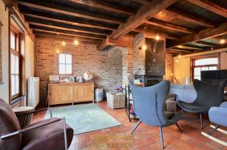 Ruime woning met tuin en bijgebouwen op zeer rustige ligging te Kluisbergen. Deze woning werd afgewerkt met rustieke materialen en bestaat uit...