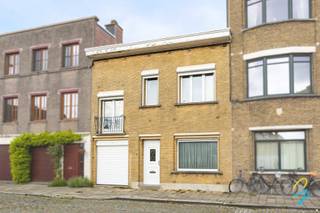 Bent u op zoek naar een instapklare woning met karakter op een toplocatie in Gent?Dan is deze met smaak gerenoveerde stadswoning beslist een bezoek...