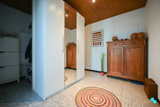 Ontdek deze rustig gelegen open bebouwing te Izegem, de Mol. De gelijkvloerse woning betreft een oorspronkelijke ééngezinswoning met bijhorend kinderdagverblijf (aparte toegang / tuin afsplitsbaar). Deze woning kan aldus gebruikt worden als ruime ééngezinswoning, kangoeroewoning of woning met praktijk. Hoewel de woning nog verdere afwerking vereist, beschikt deze over vele troeven te beginnen met de mooie bewoonbare oppervlakte van 246m² en het prachtig perceel van 1.074m². Indeling: inkomhal met toegang tot de leefruimte en de verder af te werken vernieuwde keuken (anno 2021). Er zijn drie slaapkamers waarvan de masterbedroom geniet van een aansluitende open dressing. Verder is er de badkamer met ligbad en wastafel, het apart toilet en een gerieflijke koele berging. Vanuit de ééngezinswoning is er doorgang naar het voormalig kinderdagverblijf, doch geniet deze ook van een aparte inkomhal zodat deze volledig kan afgescheiden worden van het privé gedeelte. De praktijk bestaat uit een inkomhal met apart toilet, een open (leef)ruimte met geïnstalleerde keuken. Aansluitend is er nog een extra ruimte die werd opgesplitst in 4 kleine kamertjes in functie van het kinderdagverblijf. De zolder werd geïsoleerd. De woning beschikt over een voorliggende oprit, een ruime carport en een riante tuin. CV op aardgas (HR 2006) | EPC C | Hoofdzakelijk HR beglazing PVC | Zonnepanelen 5.320 Wp met certificaten twv €300/stuk tot 2031. Laurence (BIV 541 501) organiseert voor deze woning de bezoeken, mits het maken van een afspraak.