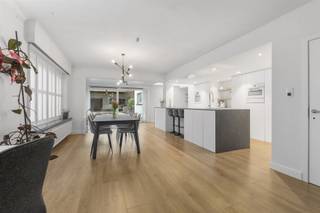 <p>Welkom in deze karaktervolle woning met loods in Wetteren. Deze ruime gezinswoning verenigt tijdloze uitstraling met hedendaags comfort en biedt tal van mogelijkheden om er uw ideale thuis van te maken.</p><p>Met een bewoonbare oppervlakte van ca. 226 m², verspreid over verschillende niveaus, beschikt de woning over vijf slaapkamers en twee badkamers. Het perceel van 431 m² laat toe een gezellige tuin en aangename buitenomgeving te creëren.</p><p>Op het gelijkvloers geniet u van een open leefconcept waar woon-, eet- en keukenruimte vloeiend in elkaar overlopen. De moderne keuken met groot kookeiland en kwalitatieve toestellen is volledig ingericht. Grote raampartijen zorgen voor overvloedig daglicht en een aangename, luchtige sfeer. De aansluitende leefruimte biedt alle ruimte voor ontspanning en gezellig samenzijn.</p><p>Op de bovenverdiepingen bevinden zich meerdere volwaardige slaapkamers met veel natuurlijke lichtinval. De twee badkamers zijn netjes onderhouden en praktisch ingericht.</p><p>Verder beschikt de woning over een kelder, berging en garage/loods die zorgt voor extra bergruimte of werkmogelijkheden.</p><p>De charmante bakstenen gevel, de vlot bereikbare ligging en de verzorgde tuin met terras maken dit pand bijzonder aantrekkelijk. De ideale gezinswoning!</p><p>EXTRA: De vermelde prijs is een richtprijs. Deze methode geeft jou, als potentiële koper, de kans om op een transparante manier te bieden. Na ontvangst van deze biedingen zal de verkoper beslissen of hij/zij de eigendom verkoopt aan het hoogste bod, de richtprijs is aldus niet bindend voor de verkoper.</p><p>Maak snel een afspraak via het nummer 053 47 19 19</p>