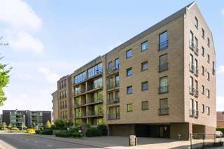 <p><span>Bent u op zoek naar een waardevaste vastgoedinvestering of naar een instapklaar appartement voor eigen bewoning? Dan is dit aangename appartement met een uiterst centrale ligging nabij het centrum van Leuven, het Provinciaal domein en belangrijke invalswegen, ongetwijfeld het ontdekken waard. </span></p><p><span> </span></p><p><span>Dit energiezuinig appartement bevindt zich op de eerste verdieping van de goed onderhouden residentie “Den Eyk”, met als bouwjaar 2004, en heeft een bruikbare vloeroppervlakte van 70 m². Het appartement omvat een inkomhal, een praktische wasruimte, een badkamer met ligbad, twee volwaardige slaapkamers waarvan één voorzien van ingebouwde kasten en een lichtrijke living met een open ingerichte keuken die tevens recent vernieuwd werd. Verder is er ook nog een west georiënteerd terras aanwezig en heeft het appartement nog als extra troef een individuele garagebox met automatische sectionale poort, die inbegrepen is in de verkoopprijs en bovendien rechtstreeks toegang biedt tot het gebouw. Daarnaast beschikt de residentie over een gemeenschappelijke fietsenstalling.</span></p><p><span> </span></p><p><span>Kortom, dit lichtrijke, tijdloze en instapklare appartement vormt zowel voor de eigen bewoner als voor de investeerder een bijzonder interessante opportuniteit. Een absolute aanrader! </span></p><p><span> </span></p>