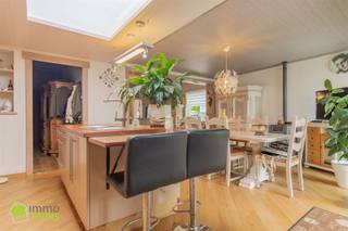 <p>Op zoek naar een gezellige gezinswoning met tuin in Oudegem? <br />Dan is deze halfopen bebouwing in een rustige doodlopende straat misschien wel uw nieuwe thuis!<br />Instelprijs: € 299.000 (bieden-vanaf)</p><p>Op het gelijkvloers wordt u verwelkomd in een uitnodigende inkomhal die uitkomt in de lichtrijke leefruimte met eetplaats – een plek waar gezelligheid centraal staat. Aansluitend bevindt zich de open keuken, die dankzij het grote raam badend in natuurlijk licht een heerlijk open gevoel creëert. Verder vindt u op dit niveau een badkamer die u naar eigen smaak kunt afwerken, een praktische berging/wasplaats én een kelder die zorgt voor extra opbergruimte.</p><p>De eerste verdieping biedt drie volwaardige slaapkamers en een aparte douchekamer – ideaal voor een gezin dat waarde hecht aan voldoende ruimte en comfort.</p><p>Buiten wacht een royale tuin met terras, dé plek bij uitstek om te ontspannen, te genieten van de zon of gezellige momenten te delen met familie en vrienden.</p><p>Extra troeven: het parket werd vernieuwd in 2010 en het dak in 2017.</p><p>De woning beschikt over een EPC-label E, waardoor de renovatieplicht van toepassing is – meteen de kans om dit huis volledig naar uw eigen smaak te moderniseren.</p><p>Ziet u hier uw toekomstig thuis?<br />Neem contact op via T. 052 55 55 55 of info@immotwins.be.</p>