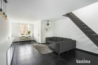 Deze gerenoveerde woning, vlak bij het prachtige natuurgebied Honegem, is een echte parel in zijn prijsklasse. De woning onderging een totaalrenovatie, alle ruimtes zijn modern en kwalitatief gerenoveerd, en is direct bewoonbaar.<br /><br />Bij het binnenkomen ervaart u meteen de aangename openheid van de ruime benedenverdieping van 74 m². De volledig geïnstalleerde keuken vormt het hart van de woning, met een praktisch kookeiland dat tegelijk dienstdoet als gezellige bar om met familie of vrienden te genieten terwijl er gekookt wordt. Dankzij de slimme indeling beschikt u hier over alle nodige comfort. De lichtstraat boven de keuken zorgt bovendien voor een mooie natuurlijke lichtinval.<br /><br />Daarnaast biedt het gelijkvloers een ruime bergruimte met aansluitingen voor wasmachine en droogkast en een afzonderlijk toilet. Via de leefruimte komt u terecht op het betegelde terras, een aangename plek om na een drukke dag tot rust te komen.<br /><br />De eerste verdieping beschikt over een comfortabele ruime slaapkamer en een verzorgde badkamer met douche in bad, dubbele lavabo en toilet.<br /><br />Op de tweede verdieping bevindt zich een bijzonder ruime kamer (33 m²) met vide. Deze verdieping biedt bovendien extra mogelijkheden: dankzij de aanwezige ramen, radiatoren en stopcontacten kan de ruimte eenvoudig worden opgesplitst in twee afzonderlijke slaapkamers van ca 16 en 17 m².<br /><br />Ook technisch biedt deze woning heel wat troeven: EPC A (!) / 8 Zonnepanelen / Elektriciteit conform / Asbestveilig / Groendak / Direct bewoonbaar … Gunstig KI van 558 Euro!<br /><br />De rustige ligging, vlak bij het centrum Aalst, combineert een aangename woonomgeving met een uitstekende bereikbaarheid, nabij scholen, winkels, openbaar vervoer en belangrijke invalswegen / E40. Bovendien bevinden mooie wandel-, fiets- en joggingroutes zich in de buurt, waardoor je elke dag kan genieten van rust en natuur.<br /><br />Boek vandaag jouw afspraak voor deze interessante woning!