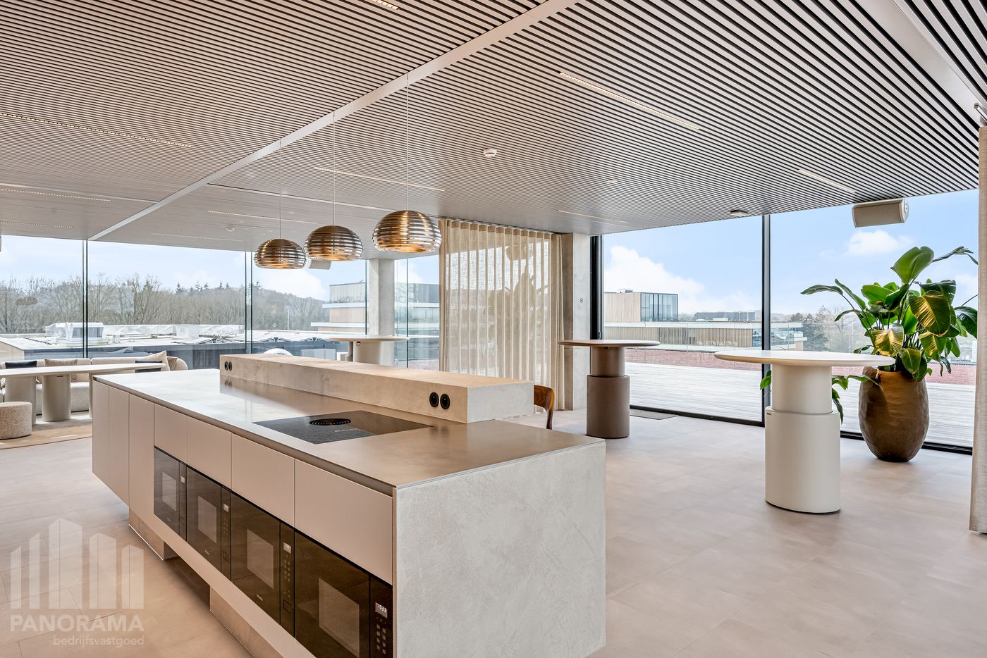 310 m² HIGH-END KANTOREN MET TERRAS OP TOPLOCATIE LANGS DE E40 TE OOSTKAMP - foto 4