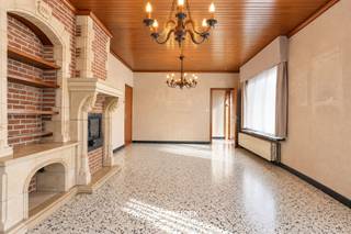 <p>Discover this practically laid-out bungalow with two full-sized bedrooms, a versatile walk-through room, a garage, and an east-facing garden. Thanks to its single-level layout, this home offers an attractive opportunity for those who want to live comfortably without having to climb stairs every day and are also looking for a property with renovation potential.</p><p>The driveway provides on-site parking and leads to the garage. The garage is suitable for storing a car, bicycles, and other essentials, making it a valuable addition to your daily living comfort.</p><p>You enter the home through the entryway. The living area offers ample space to create a cozy sitting and dining area. Thanks to the functional layout, the various rooms can be further adapted to your personal living needs.</p><p>The bungalow features two full-sized bedrooms, each of which can be furnished as a comfortable and personal retreat. There is also a walk-through room. This extra space can serve as a walk-in closet, home office, hobby room, or playroom, among other uses, offering a variety of possibilities.</p><p>The bathroom is equipped with a shower. The home also features a separate guest restroom, which offers added convenience for both residents and visitors.</p><p>At the rear is the east-facing garden. Here, you can enjoy the sun primarily in the morning and early afternoon. The outdoor space offers various possibilities for creating a pleasant patio, a green garden, or a low-maintenance outdoor area.</p><p>This bungalow serves as an excellent foundation for anyone who wants to renovate the home entirely according to their own taste and contemporary living standards. A renovation requirement applies. This immediately presents the opportunity to make targeted investments in insulation, energy-efficient technologies, and personalized finishes.</p><p>Thanks to its combination of a fully single-level layout, two bedrooms, a versatile walk-through room, a garage, parking on the driveway, and an east-facing garden, this home presents an attractive opportunity for first-time buyers, small families, or anyone looking for a home to live in for a lifetime.</p><p>Easily schedule your visit online, by phone at 09 310 77 07, or by email at info@woonhoekvastgoed.be.</p>
