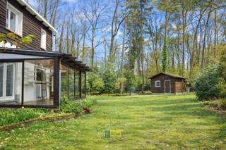 Deze karaktervolle villa is gelegen in de gegeerde wijk Risschot in Zoersel en biedt een mooie combinatie van ruimte en mogelijkheden.U betreedt de...