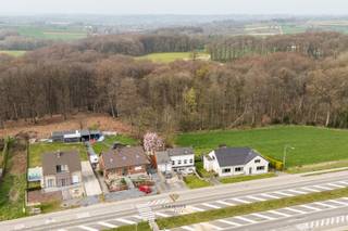 Vous recherchez un bien unique avec vue sur les bois et les collines ? Avec des voisins sympas ? Situé juste à proximité de nombreux chemins de randonnée et de cyclisme ? Spacieux et prêt à emménager ? Alors cette maison est faite pour vous !<br /><br />👉Comme la maison est située sur une colline, son agencement s'y adapte et diffère donc des maisons classiques. <br />Le rez-de-chaussée correspond en fait au niveau -1 et se compose comme suit : hall d'entrée avec vestiaire, espace de vie avec salle à manger, salon ouvert donnant directement sur le jardin et offrant de superbes vues. Cuisine neuve, salle de bains spacieuse, une grande chambre, un dressing et un débarras. <br /><br />👉Le rez-de-chaussée, c'est-à-dire le niveau 0, compte 2 chambres, une deuxième salle de bains, un débarras et un accès au grenier qui peut être aménagé, ainsi qu'un accès au garage spacieux.<br /><br />👉Le niveau 1 dispose d'une très grande chambre double (avec possibilité dressing ou bureau).<br /><br />Une fois dehors, vous découvrirez un véritable tableau représentant les bois et les collines. 3 terrasses aménagées pouvant être utilisées en fonction de la météo et de l'ensoleillement. Un jardin et un potager. De nombreuses places de parking à l'avant.Un environnement calme à seulement 10 minutes en voiture de Renaix ou de Brakel. <br />Pour plus d'informations et pour une visite, veuillez nous appeler au 0475/34.00.40. Nous serons ravis de vous aider dans votre recherche d'une nouvelle maison.  <br /><br /> 
