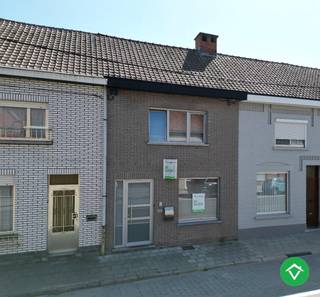 Deze woning is gelegen op een uiterst centrale ligging te Roeselare, kortbij zijn vele invalswegen, de Lidl, de Wallemeersen, het stadscentrum en...