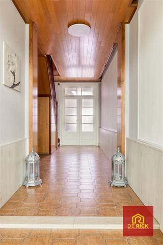 <p>Dit charmante gezinshuis ligt aan de rand van Aalst, vlak bij het stadscentrum, de OLV-campus, evenals het openbaar vervoer.</p><p>Op het gelijkvloers beschikt de woning over een ruime inkomhal, een gezellige zitkamer, een woonkamer, een grote en zeer goed uitgeruste keuken, een apart toilet, een badkamer met toilet, dubbele wastafel en douche, en een wasruimte. De woning beschikt tevens over een ingericht terras en een diepe tuin, een serre en een tuinhuisje. Ook aan opbergruimte is geen gebrek: aan de achterzijde bevindt zich een ruime voormalige stal met twee verdiepingen, ideaal voor het opbergen van allerlei materiaal of andere uitrusting.</p><p>Op de eerste verdieping bevinden zich twee ruime slaapkamers. Een vaste trap leidt naar de zolderkamer, die u naar eigen wens kunt inrichten als derde of vierde slaapkamer, als opslagruimte, als hobbykamer, als kantoor of als extra leefruimte.</p><p>Het huis is tevens voorzien van rolluiken, centrale verwarming op gas, een waterput, een conform elektrische installatie, een conformiteitsattest voor verhuur en bewoning, en beschikt over een gunstig EPC C-label, wat betekent dat er geen renovatieverplichting geldt.</p><p>Na ontvangst van de biedingen behoudt de verkoper zich het recht voor om al dan niet te verkopen aan het beste bod. De vermelde prijs is bijgevolg niet bindend voor de verkoper.</p><p>Meer info via 053/70.23.67 of info@derick.be</p>