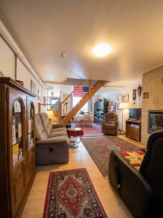 <p><strong>Menen goed onderhouden woning met 2 slaapkamers (4 mogelijk)</strong><br /><br /><strong>Indeling</strong><br />Via de inkom kom je binnen in de leefruimte die voorzien is van een eetplaats. Aanpalend bevind zich de keuken, die voorzien is van frigo’s die blijven staan en oven<br />Daarnaast de badkamer die voorzien is van wastafel en bad/ douche, en toilet.<br />Naast de keuken zit een koertje ideaal om buiten te gaan.<br />Op de eerste verdieping 2 slaapkamers + extra toilet<br />Op de 2 de verdieping ruime zolderkamer ideaal om nog 2 kamers van te maken.<br />Boven de zolder bevindt zich nog een extra opbergruimte.<br /><br /><strong>troeven</strong></p>
<ul><li>goed onderhouden</li><li>4 slaapkamers mogelijk</li><li>centrum gelegen<br /> </li></ul>