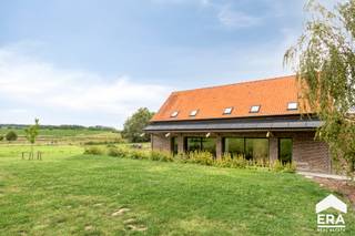 Deze unieke en volledig gerenoveerde schuurwoning is afgewerkt met kwalitatieve en hoogwaardige materialen.Ecologisch gebouwd volgens nieuwste normen...