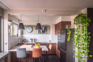 Op een toplocatie in Deurne, recht tegenover het prachtige Boekenbergpark, vinden we dit volledig gerenoveerde appartement dat in 2024 een totaalrenovatie onderging.<br /><br />Het appartement beschikt over een grote slaapkamer en een tweede kamer die momenteel ingericht is als bureau, maar perfect kan dienen als éénpersoonskamer, dressing of hobbyruimte.<br /><br />Vanuit de leefruimte geniet je elke dag van een leuk uitzicht op de charmante Unitas-huisjes en het omliggende park met natuurlijke zwemvijver en een recent aangelegde, ruime speeltuin.<br /><br />Het appartement werd kwalitatief gerenoveerd. Zo werden de sanitaire en elektrische installaties volledig vervangen, werd een nieuwe condensatieketel met nieuwe hoofdgasleiding geplaatst in 2024 en werd de stijlvolle keuken gerealiseerd door Keukens De Abdij.<br /><br />Extra troef: de bus naar Antwerpen stopt letterlijk voor de deur, wat zorgt voor een vlotte verbinding naar het centrum en omliggende gemeenten.<br /><br />Bovendien is er mogelijkheid tot overname van de inboedel, wat dit appartement extra interessant maakt voor wie zorgeloos en meteen wil intrekken.<br /><br />Bijzonderheden:<br />- EPC B<br />- Gerenoveerd 2024<br />- Elektriciteit conform<br />- Nieuwe ketel<br />- Kelderruimte<br /><br />Wg, Gvkr, Gvv, Gmo, Geen overstromingsgevoelig gebied