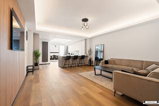 <p>Bent u benieuwd naar de binnenkant van deze ruime woning in het centrum van Merksem, vlakbij alle voorzieningen?<br />Plan dan snel uw bezichtiging in via miete@janssenenjanssen.be!</p><p>Indeling:<br />Via de inkomhal komt u terecht is de volwaardige garage met automatische poort. Aansluitend bevindt zich de ruime, recent vernieuwde leefruimte en prachtige keuken.<br />De keuken is voorzien van alle noodzakelijke toestellen. De badkamer werd ook smaakvol gerenoveerd en is voorzien van douche, wastafel en toilet. Via het schuifraam is het terras bereikbaar.</p><p>De eerste verdieping heeft een gezellige leefruimte, een tweede ingerichte keuken en een aparte eetplaat. Bovendien is hier ook een badkamer aanwezig voorzien van toilet, wastafel en douche. <br />De tweede verdieping is voorzien van de 3 ruime slaapkamers en de grote badkamer.</p><p>Bijzonderheden:<br />- Gerenoveerd<br />- EPC label B<br />- Centrale locatie<br />- Elektriciteitskeuring in aanvraag<br />- Asbestattest in aanvraag.</p>