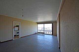 Dit instapklare appartement op de vierde verdieping biedt een aangename woonomgeving met veel lichtinval en extra buitenruimte dankzij twee terrassen.<br /><br /><strong>Ligging:</strong><br />Het appartement is centraal gelegen, met winkels, scholen en openbaar vervoer op korte afstand. Dankzij deze vlotte bereikbaarheid is dit een ideale locatie voor wie comfortabel wil wonen of op zoek is naar een interessante investering.<br /><br /><strong>Indeling van het appartement:</strong><br />Via de inkomhal komt u terecht in de ruime woonkamer, waar plaats is voor zowel een gezellige zithoek als een eetplaats. Aansluitend aan de leefruimte is de keuken. Het appartement beschikt verder over een apart toilet en twee slaapkamers. De eerste slaapkamer grenst aan de badkamer, die is uitgerust met een ligbad. Aan de tweede slaapkamer is een aparte douchekamer voorzien, wat extra comfort en privacy biedt. Tenslotte is er voor het appartement nog een kelder voorzien in de kelderverdieping, ideaal voor extra opbergruimte. <br /><br /><strong>Buitenruimte:</strong><br />Aan de voorzijde van het appartement bevindt zich een ruim terras, ideaal om te genieten van de zon of om gezellig buiten te vertoeven. Aan de achterzijde is er een tweede terras, wat zorgt voor bijkomende buitenruimte en flexibiliteit doorheen de dag.<br /><br /><strong>Extra troeven:</strong><br />✅ Twee volwaardige slaapkamers<br />✅ Badkamer met ligbad + aparte douchekamer<br />✅ Twee terrassen vooraan en achteraan<br />✅ Instapklaar<br />✅ Interessant investeringspotentieel<br /><br /><strong>Wenst u dit appartement zelf te ontdekken? Neem gerust contact met ons op via 09 344 94 44 en plan uw bezoek in.</strong>