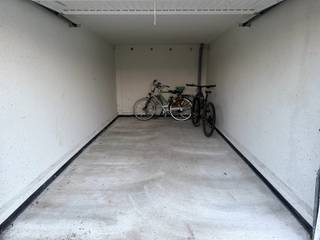 Deze verzorgde garage heeft een breedte van 2,70 m en een diepte van 5,28 m, wat zorgt voor een comfortabele parkeerruimte en...