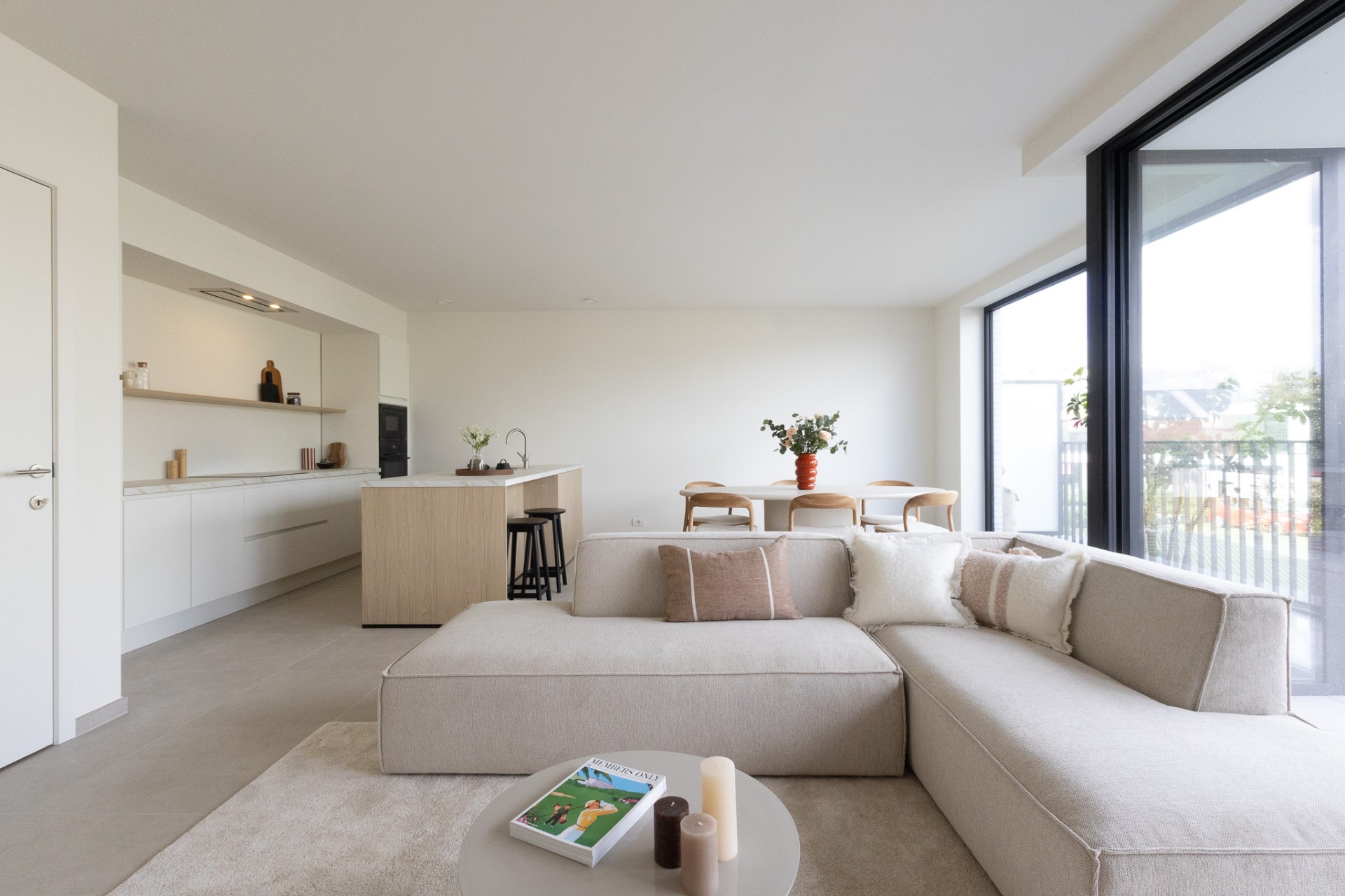 Doorzonappartement met 2 ruime slaapkamers en gezellig terras.