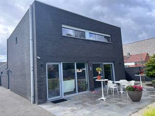 Ruime moderne woning met garage en ruim tuinhuis gelegen in een rustige omgeving. Op wandelafstand van het centrum (+-500 meter) en eveneens bereikbaar met openbaar vervoer. Nabij gelegen aan een bosrijke omgeving en natuurgebied. Woning heeft op gelijkvloers een ruime leefruimte, living en met open keuken met uitzicht naar de tuin, een berging, en een wasruimte, garage, en aan straatkant een kantoorruimte of extra slaapkamer en toilet. Op 1ste verdiep, 3 slaapkamers, een ruime badkamer met douche en hoekbad, 1 toilet, op gelijkvloers Tuin omsloten met omheining, veilige en ruime speelruimte voor kinderen.