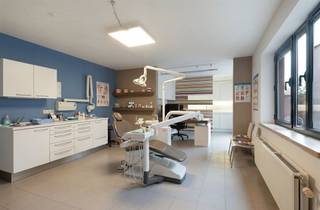 <p>Ontdek deze instapklare kantoor - of praktijkruimte met aangename indeling die comfort en functionaliteit perfect combineert. Bij binnenkomst wordt je ontvangen in een aangename wachtruimte of ontvangsthal, ideaal om klanten of patiënten te verwelkomen.</p><p>Aansluitend bevindt zich een praktische werkruimte die naar wens kan worden ingericht als kantoor of praktijkruimte. Verder omvat dit pand een ingerichte keuken, een toilet en berging voor extra opbergruimte.</p><p>Als extra troef omvat deze polyvalente ruimte ook een privatieve kelderberging die de gewenste opslagplaats biedt.</p><p>Dankzij de uitstekende bereikbaarheid is dit pand ideaal voor vrije beroepen of ondernemingen die op zoek zijn naar een professionele uitvalsbasis. Tevens is er voldoende parkeergelegenheid in de straat en is het stadscentrum van Oudenaarde op wandelafstand te bereiken.</p><p>Een praktische en centrale locatie die tal van mogelijkheden biedt! </p><p>Interesse? Neem contact met ons op voor meer informatie of een bezoek ter plaatse.</p>