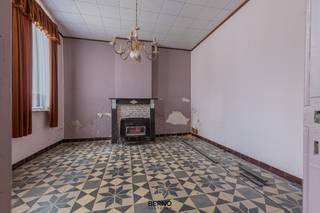 Deze landelijk gelegen woning bevindt zich in een groene en rustige omgeving en biedt een unieke opportuniteit voor wie op zoek is naar een renovatieproject met tal van mogelijkheden.<br />De woning is volledig te renoveren en gelegen op een mooi perceel van 1.170 m², ideaal voor wie wil genieten van ruimte, natuur en privacy. Achterliggend bevindt zich bovendien nog een extra perceel van 3.580 m² dat optioneel kan worden bijgekocht — een absolute meerwaarde voor liefhebbers van groen, dieren of extra buitenruimte.<br />Wie renovatie niet ziet zitten, kan ook gebruikmaken van de interessante regeling rond afbraak en wederopbouw aan 6% btw (onder voorbehoud van de geldende voorwaarden), waardoor dit eveneens een uitstekende locatie is voor het realiseren van een hedendaagse nieuwbouwwoning.<br />Een uitzonderlijke kans voor wie landelijk wil wonen met maximale vrijheid en potentieel. Voor alle info : dirk@berno.be