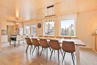 In de Kruisstraat te Esen, een rustige zijstraat van de Roeselarestraat, bieden we u deze zeer ruime en veelzijdige, halfopen woning aan...