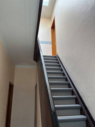 <p>Dit appartementsgebouw in Deurne bestaat uit drie vergunde appartementen met telkens één slaapkamer en een eigen privatieve kelderberging. Het gebouw wordt volledig vrij van huurders aangeboden. Dit geeft u als koper de vrijheid om zelf nieuwe huurders te selecteren of meteen werken uit te voeren vóór de verhuur.</p><p>Het gebouw beschikt over een vernieuwd dak en de appartementen hebben een EPC-label D. Een interessante opportuniteit voor wie zijn vastgoedportefeuille wil uitbreiden of wil starten met een opbrengsteigendom met drie verhuureenheden.</p><p><br />Maak uw afspraak via lou@guldentopsvastgoed.be.</p>