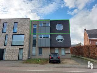 Mooi appartement ( 73m² ) op de 2de verdieping met 1 slaapkamer, terras en carport in het centrum van Lommel!<br /><br /><strong>BIJZONDERHEDEN:</strong><br />- Kelderberging aanwezig<br />- Gemeenschappelijke kost €50/maand<br />- Beschikbaar vanaf 1/12/2026 <br /><br /><strong>INDELING:</strong> Inkomhal, woonkamer, keuken, berging, badkamer, toilet, slaapkamer<br />
<p>Indien u een bezichtiging wenst, gelieve u hieronder kandidaat te stellen.<br />Zodra een bezichtiging mogelijk is, zullen we u contacteren voor een afspraak.<br /><br /><span>Door de grote toestroom van huuraanvragen, zijn we niet in de mogelijkheid iedereen persoonlijk te beantwoorden, indien u binnen 10 dagen geen reactie van ons heeft ontvangen, komt u niet in aanmerking voor dit pand.</span></p>