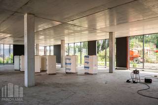 Nieuw te bouwen kantoorgebouw "<strong>Twin Offices</strong>" met zichtbaarheid vanaf de Steenweg en met uitzonderlijke architectuur. Strategisch gelegen op slechts 10 minuten rijden van de E17 (Gent/Antwerpen) en met een uitstekende bereikbaarheid via het openbaar vervoer.<br /><br />De stijlvolle nieuwbouwkantoren zullen ontworpen worden met oog voor detail, <strong>high-end</strong> afwerking en met de nieuwste technieken, een<strong> ideale investering</strong>. Bovendien kunt u genieten van een overvloed aan natuurlijk licht en alle hedendaagse comfort omringt in een groene sfeervolle omgeving. Tevens zullen er zeer ruimte parkeermogelijkheden worden voorzien met laadpalen. Andere oppervlaktes zijn bespreekbaar.<br /><br />Aarzel niet om contact op te nemen met <strong>Simon </strong>voor bijkomende inlichtingen, gedetailleerde plannen of een vrijblijvend plaatsbezoek via <strong>09 225 09 02</strong>.