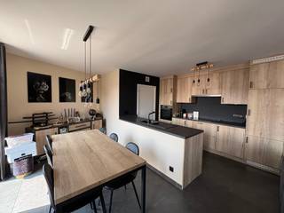<p>Aan de rand van het <strong>centrum van Ninove</strong> bevindt zich dit <strong>prachtige en ruime appartement</strong> in residentie Roxy. Het appartement is gelegen aan de <strong>voorzijde van het gebouw</strong> en beschikt over een aangenaam <strong>zuidgericht terras</strong>, waar men volop kan genieten van <strong>natuurlijk licht</strong> en buitenruimte.</p><p></p><p>We betreden het appartement rechtstreeks in de <strong>ruime en lichtrijke leefruimte</strong> met <strong>open keuken</strong>. De keuken is <strong>volledig geïnstalleerd</strong> en voorzien van alle nodige apparatuur. Aansluitend bevindt zich een <strong>grote, praktische berging</strong> die extra comfort en opbergruimte biedt. Via het grote schuifraam krijgt men toegang tot het <strong>zuidgerichte terras</strong>.</p><p></p><p>Via de nachthal bereiken we de overige ruimtes van het appartement. Deze omvatten <strong>twee ruime slaapkamers</strong>, een <strong>apart toilet</strong> en een <strong>moderne badkamer</strong> met <strong>inloopdouche</strong> en dubbele lavabo.</p><p></p><p>Daarnaast is er een <strong>staanplaats inbegrepen in de huurprijs</strong> en kunnen fietsen worden geplaatst in de <strong>gemeenschappelijke fietsenstalling</strong> op het gelijkvloers.</p><p>Een belangrijke troef van dit appartement is dat de huurprijs <strong>bijzonder veel omvat</strong>. Zo zijn niet alleen de <strong>gemeenschappelijke kosten inbegrepen</strong>, maar ook het <strong>onderhoud</strong> en <strong>alle herstellingen</strong>, zelfs deze die wettelijk gezien normaal ten laste van de huurder zouden vallen. Enkel de individuele nutsvoorzieningen zijn niet inbegrepen. Dankzij de <strong>energiezuinige aard</strong> van het appartement blijft het verbruik echter <strong>zeer beperkt</strong>.</p><p></p><p>De huurprijs bedraagt <strong>€1.100 per maand</strong>, vermeerderd met <strong>€100 voor de inbegrepen kosten en diensten</strong>. De beschikbaarheid is <strong>in onderling overleg</strong>.</p>