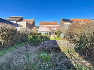 STEVIGE, RUIME, ALLEENSTAANDE WONING MET EEN GROTE TUIN OP 1043M²!DE WONING LIGT IN HET CENTRUM VAN LANGEMARK EN IS INGEDEELD ALS...