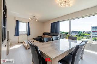 Immo Groot Leeuw stelt u dit 3 slaapkamer appartement voor in Anderlecht. Het bestaat uit een inkomhal die toegang geeft tot de geïnstalleerde keuken en een lumineuze living met terras. Verder zijn er 3 slaapkamers (17,7m², 8,3m² en 8,3m²) alsook een badkamer en apart toilet . Op het kelderverdiep vindt men de privatieve kelder, een gemeenschappelijk vuilnislokaal & fietslokaal.<br /><br />Het appartement is ideaal gelegen nabij de Westland Shopping, supermarkten, openbaar vervoer, scholen en op enkele minuten van de Ring. <br /><br />Het EPC bedraagt 131kWh/m², wat een energiezuinig appartement maakt en de elektriciteit is conform tot 2050! Verder is het dak in 2024 helemaal vernieuwd en is in 2020 de verwarmingsinstallatie vervangen door een condensatieketel in combinatie met een warmtepomp.<br /><br />De maandelijkse lasten bedragen 280 EUR per maand. Dit is voor de centrale verwarming, verbruik van water en het onderhoud van de gemene delen.<br /><br />Er is een mogelijkheid om een ondergrondse staanplaats te huren voor 110 EUR per maand.<br /><br />Mis deze kans niet en neem vandaag nog contact met ons op voor een bezichtiging via telefoon 02 378 04 44 of via mail info@immogrootleeuw.be!